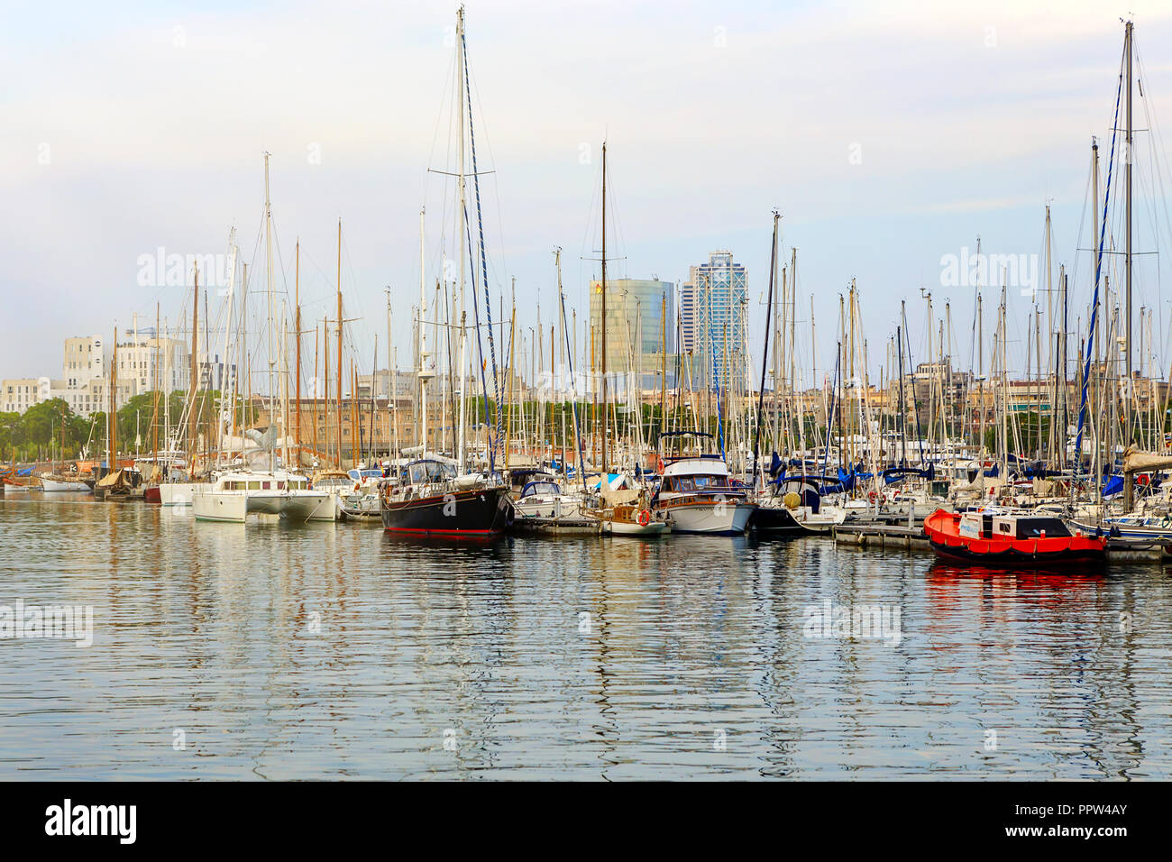 BARCELONA, SPANIEN - 11. JUNI 2014: der alte Hafen von Barcelona mit einem Bereich von Sport Boote, Dock und ein Einkaufszentrum. Stockfoto