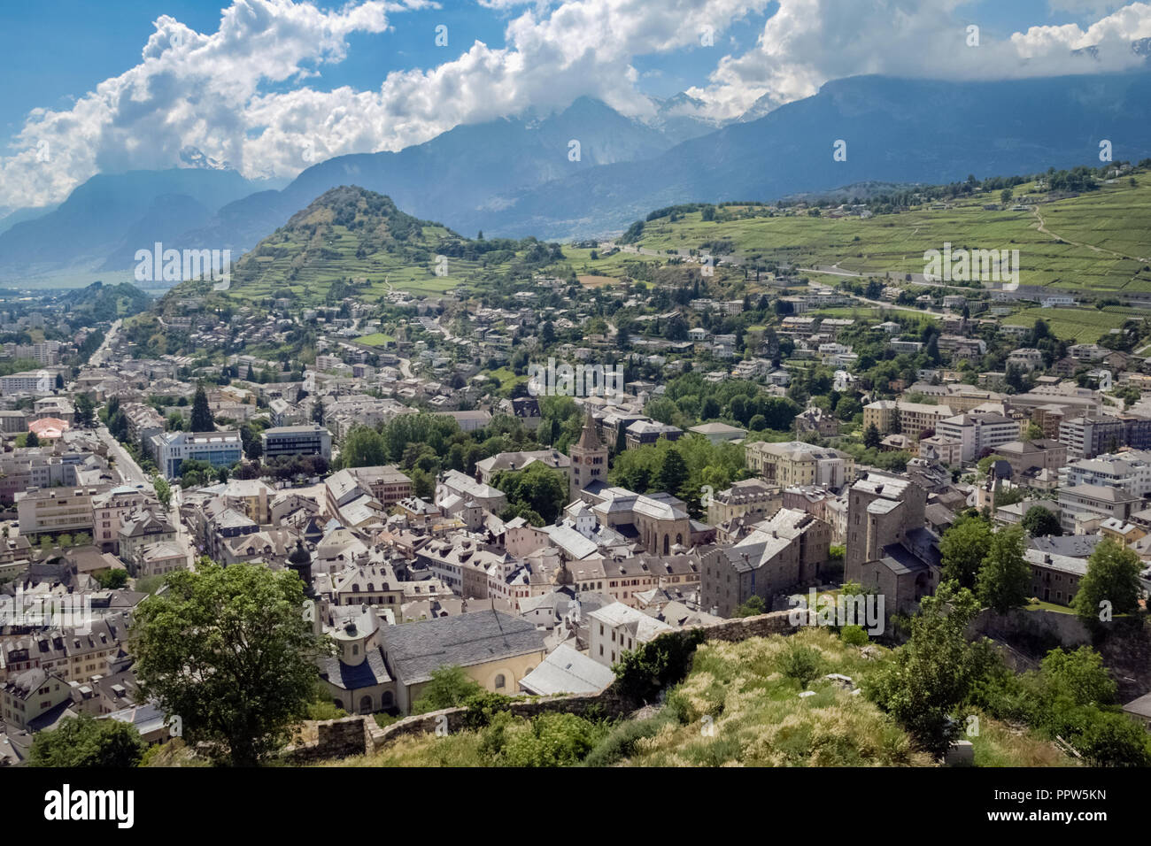 Panorama über Sion, Hauptstadt des Kantons Wallis in der Schweiz. Foto wurde auf Hügeln in der Nähe von Sion, wo zwei Burgen sind: Tourbillon und Valere genommen Stockfoto