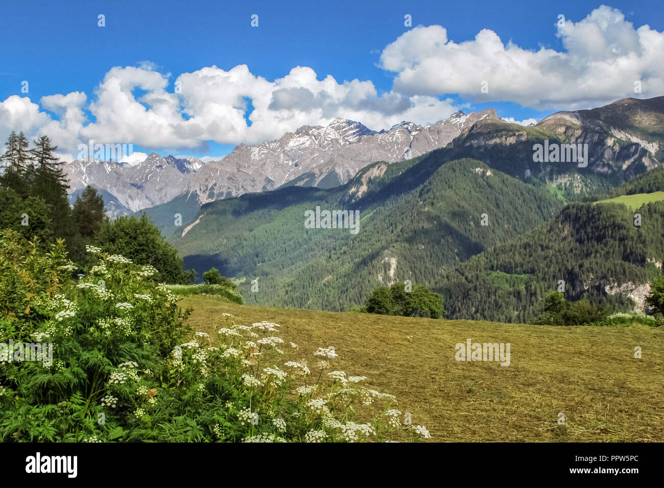 Das wunderschöne Dorf Guarda im Inn Bezirk im Schweizer Kanton Graubünden von herrlichen Bergen und Natur umgeben ist. Stockfoto