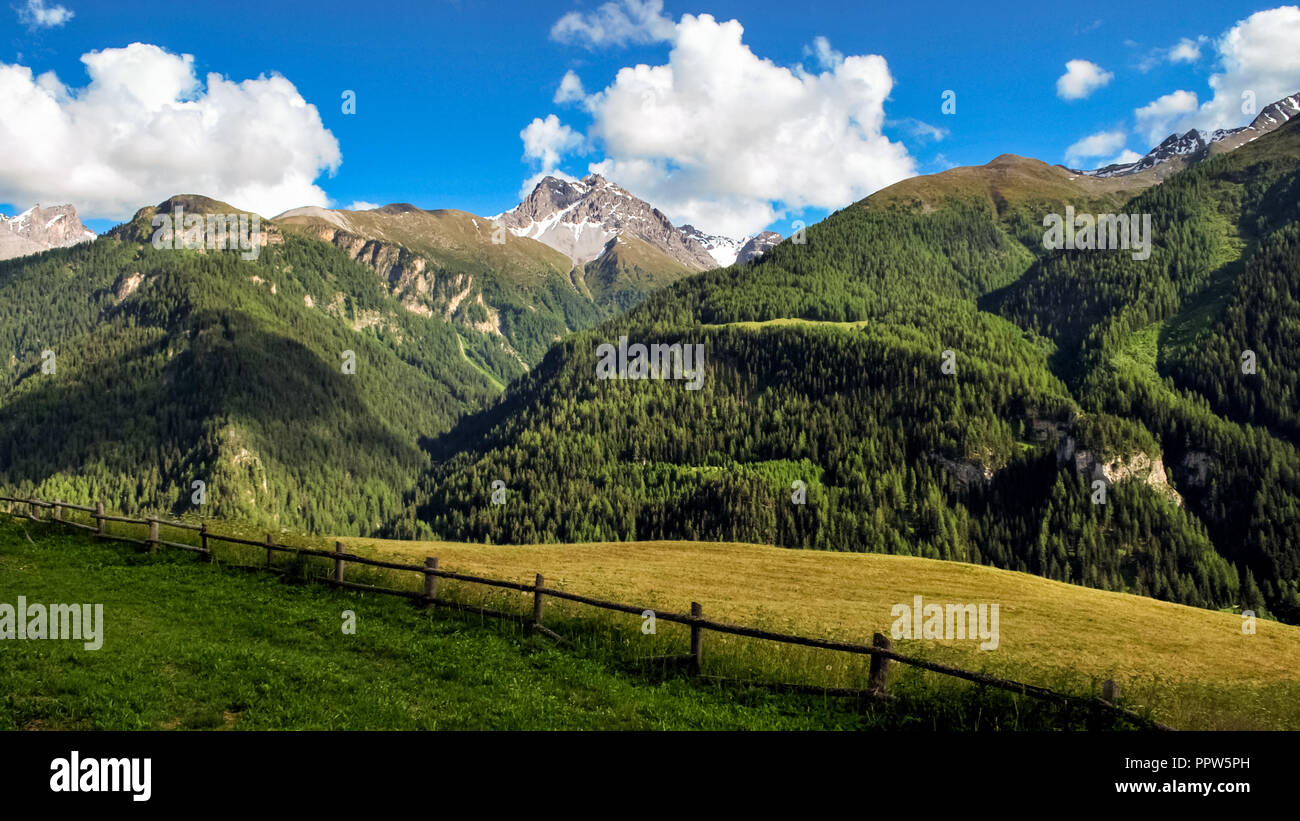 Das wunderschöne Dorf Guarda im Inn Bezirk im Schweizer Kanton Graubünden von herrlichen Bergen und Natur umgeben ist. Stockfoto