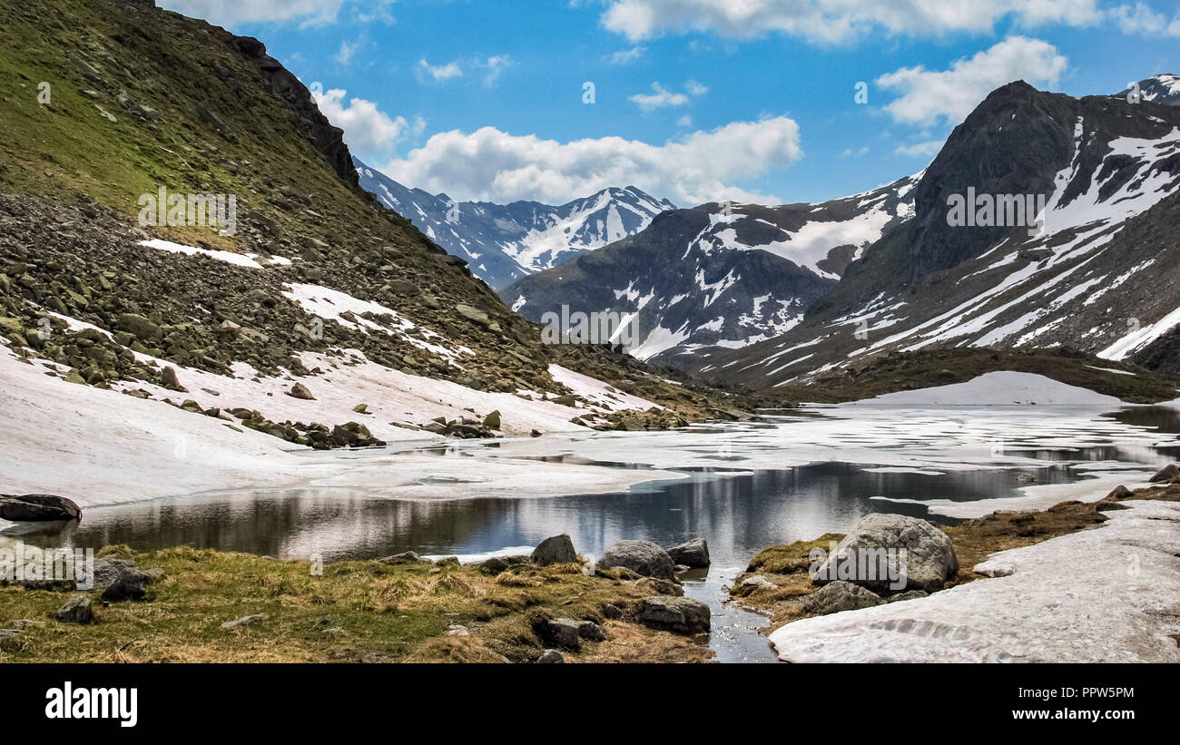 Werfen Sie einen Blick auf einen See auf dem Flüela Pass in Graubünden, Schweiz. Es ist ein hoher Berg in den Schweizer Alpen im Kanton Graubünden. Stockfoto