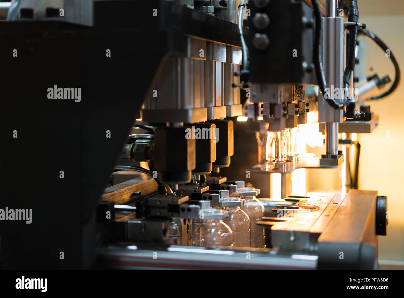 Automatische PET/Kunststoff Flasche Blasformmaschine in der Fabrik arbeiten. Smart Factory mit 4.0-Technologie. Stockfoto