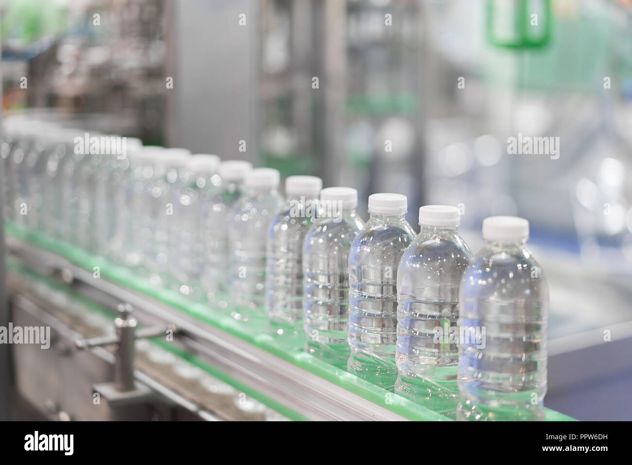Klares Wasser Flaschen Transfer auf Förderband System. Industrie- und Fabrik mit Maschinentechnik Konzept. Stockfoto