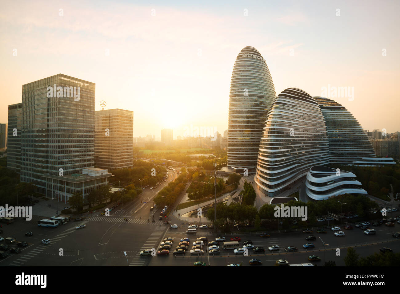 Peking, China - Oktober 23, 2017: Peking Stadtbild und berühmte Gebäude in WangJing Soho Bereich bei Sonnenuntergang in Peking, China. Stockfoto