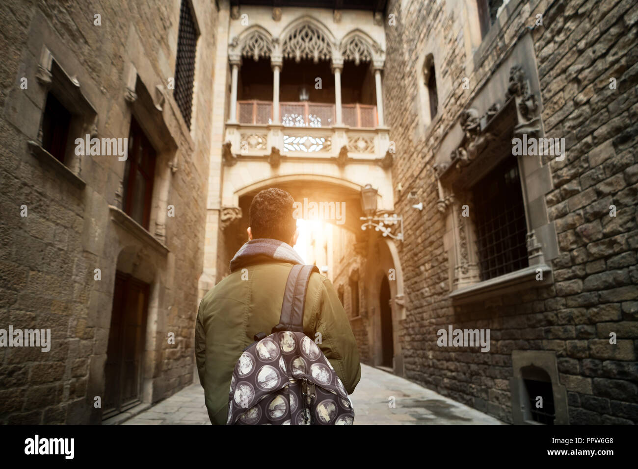 Junge Reisende Mann mit Rucksack Besichtigung in Barcelona Barri Gotische Viertel und die Seufzerbrücke in Barcelona, Katalonien, Spanien. Stockfoto