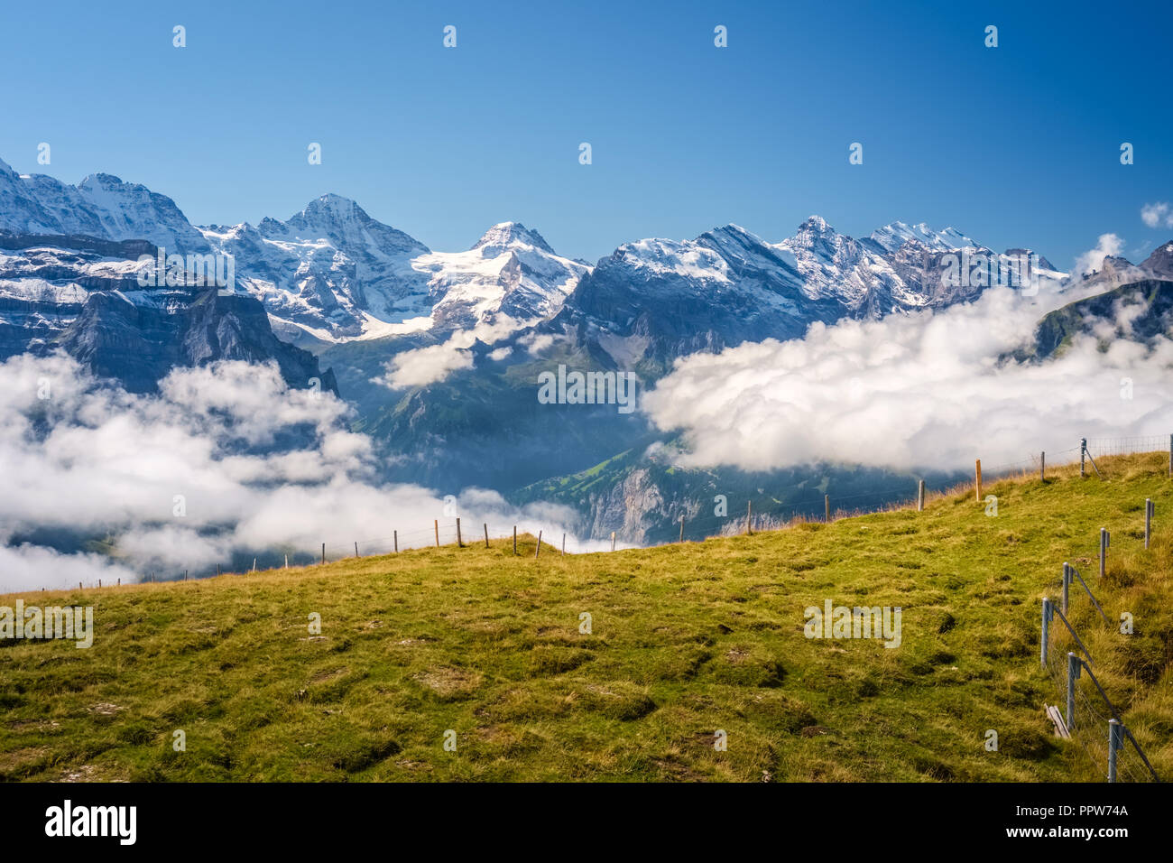 Blick von Mannlichen an der Berner Alpen (Berner Oberland, Schweiz). Es ist ein Berg (2.343 m) erreichbar von Wengen und Grindelwald. Stockfoto