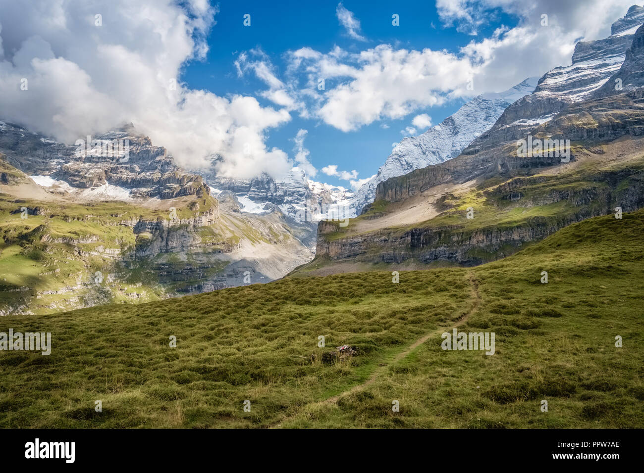 Spektakuläre Aussicht in Kiental während walkink ab Griesalp zu Obere Bundalp. Kiental ist ein Dorf und Tal in den Berner Alpen (Schweiz) Stockfoto