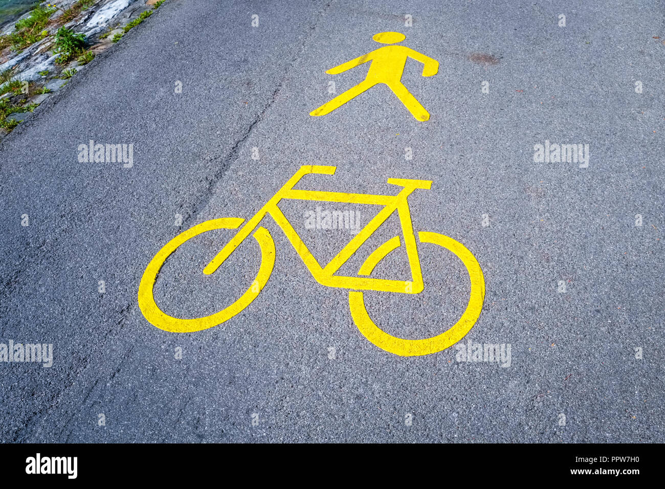 Schweizer gelbe Fahrbahnmarkierung in Thun, die Straße ist eine Fußgängerzone und Radweg zur gleichen Zeit. Stockfoto