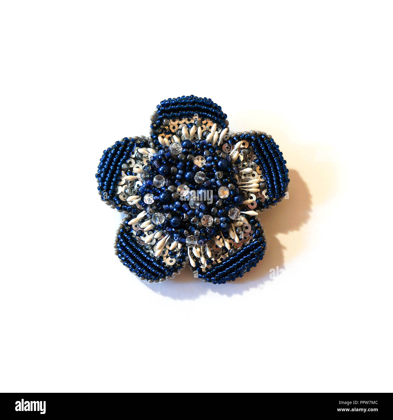 Blaue Brosche in Form einer Blume aus Perlen und Pailletten. Stockfoto