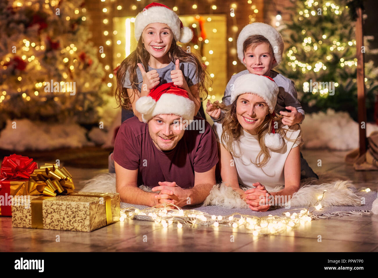 Glückliche Familie in einem Raum mit einem Weihnachtsbaum. Stockfoto
