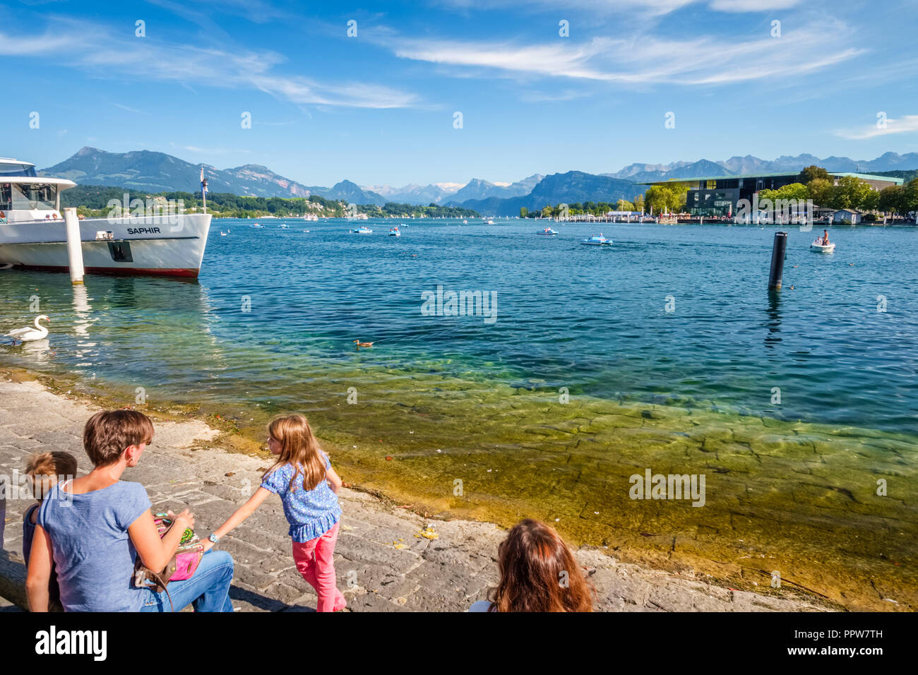 Luzern, Schweiz - 12 September, 2015: Die schöne Aussicht von der Haldenstrasse an den Ufern des Vierwaldstättersees (floralpina) in Richtung Inseli Park Stockfoto
