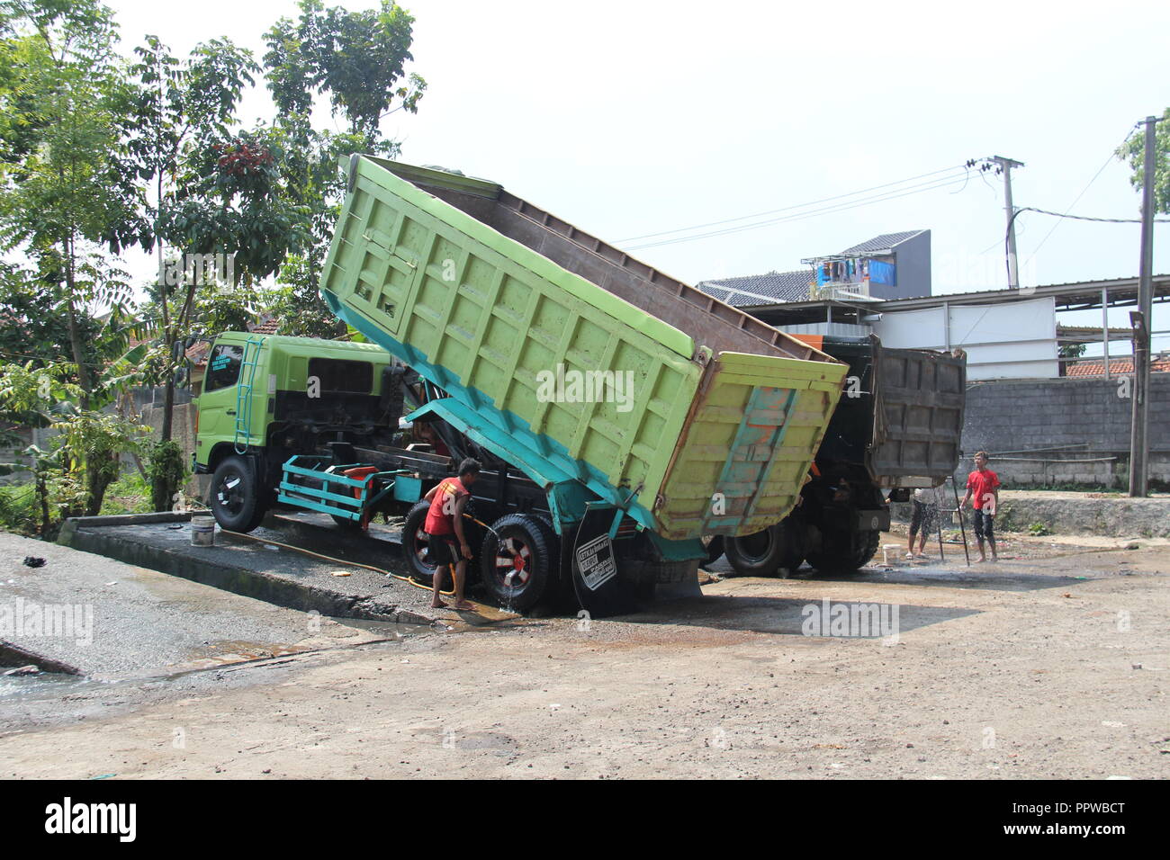 Lkw-Fahrer und Arbeiter Waschen des Staplers in Bandung, Indonesien, Südostasien. Stockfoto