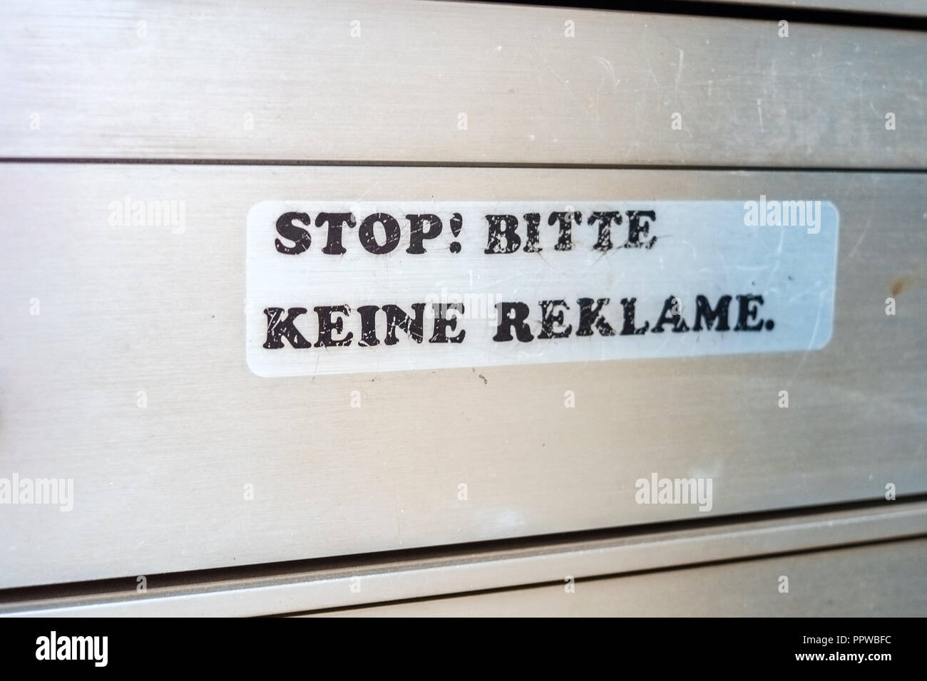 In der Schweizer Stadt Lauterbrunnen sehen wir einen Aufkleber auf den Briefkasten, der Menschen, die nicht wollen, dass Werbung zu erhalten. Es ist in der Deutschen Sprache. Stockfoto
