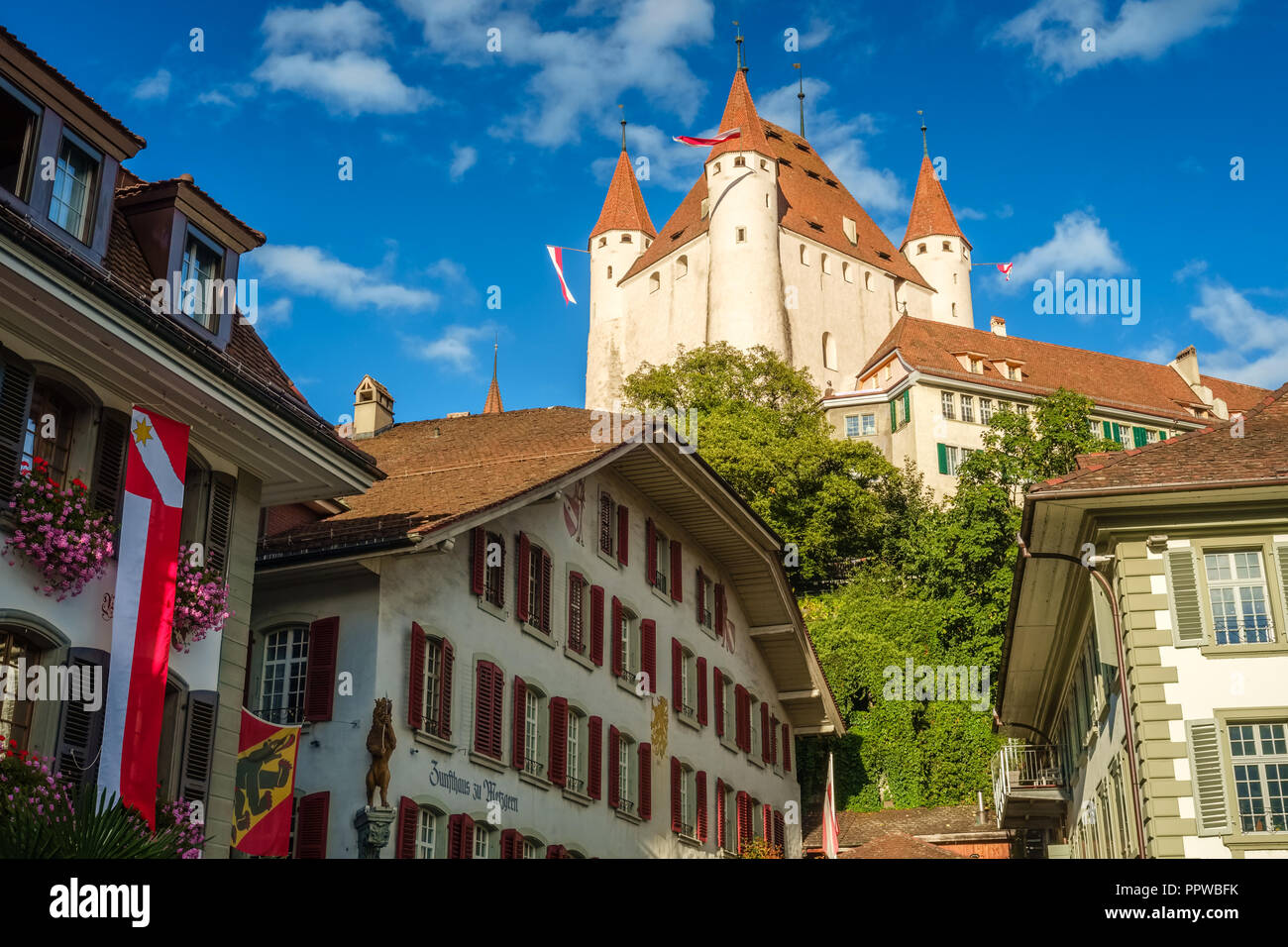 Schloss Thun dominieren die Skyline von Thun (Schweiz). Es liegt in der Stadt Thun, im Schweizer Kanton Bern. Es wurde im 12. Jahrhundert Stockfoto