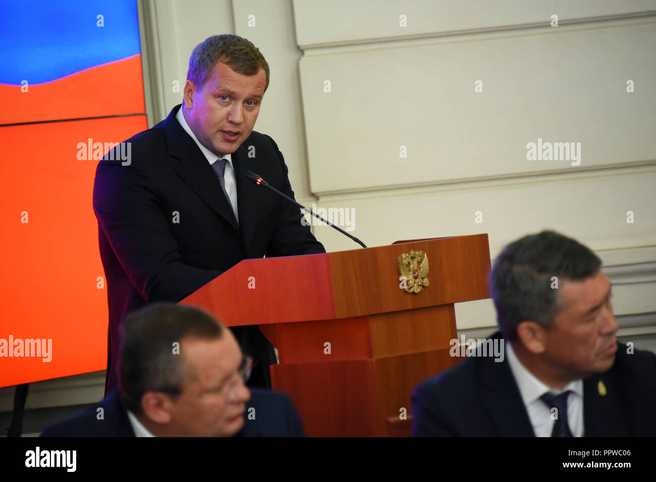 Der Gouverneur der Region Astrachan Sergey Morozov während seiner Präsentation vor der Regierung von Astrakhan Region. Russland. Stockfoto