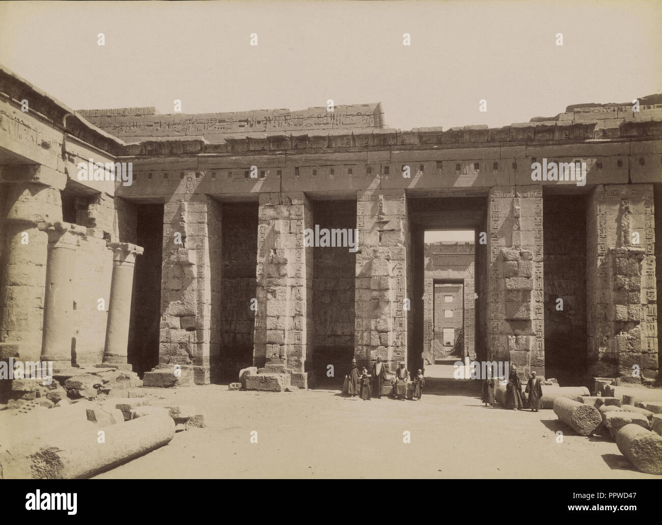 Medinet Habu, Zweiter Hof auf der Ostseite, Medinet Habout, Deuxième Cour Cote Est; Antonio Beato, Englisch, geboren Italien Stockfoto