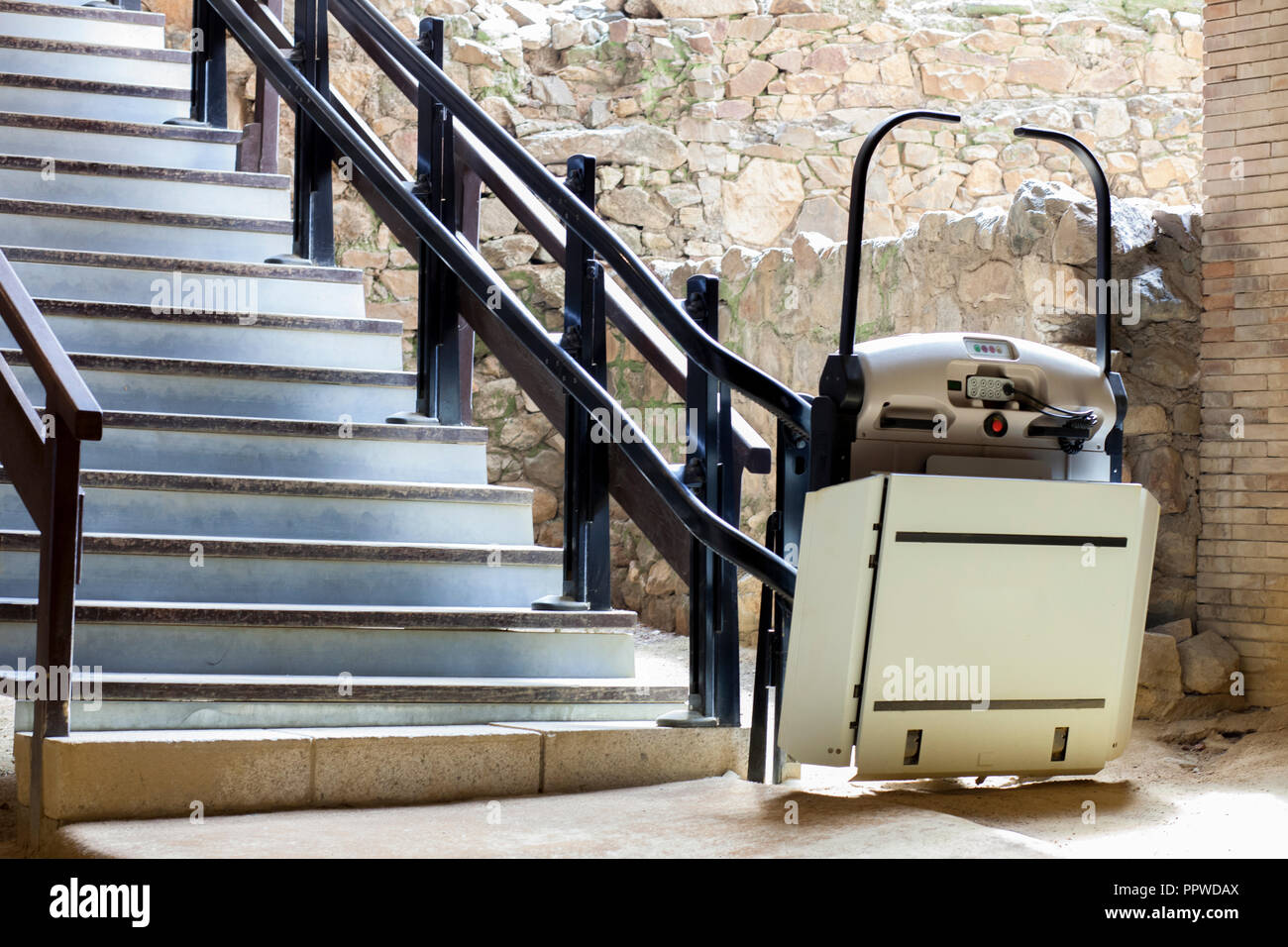 Treppenlift für behinderte und ältere Menschen Treppen an den archäologischen Stätte zu klettern. Archäologie und Behinderung Konzept Stockfoto