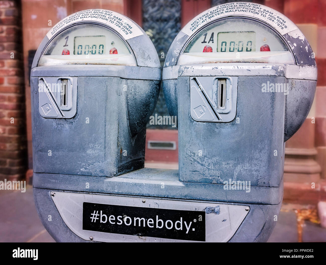 Parkuhren tragen einen Aufkleber: "#besomebody", 5. April 2015 in Charleston, South Carolina. Stockfoto