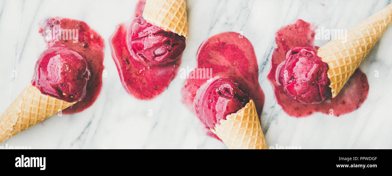 Himbeersorbet Eisportionierer in Waffeln, close-up Stockfoto