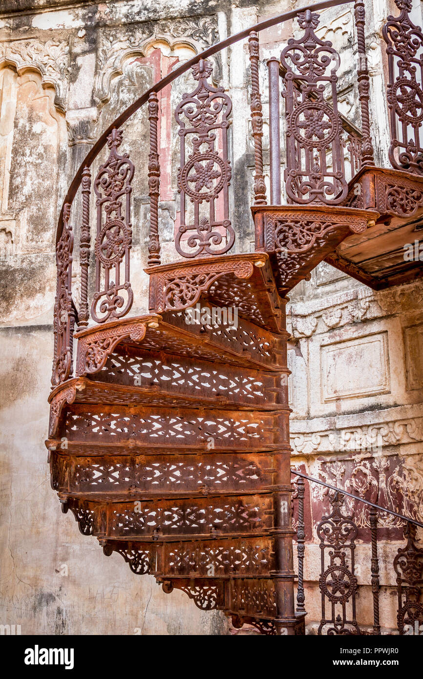 Kunstvoll geschwungenen Treppenaufgang in Meherangarh Fort, Jodhpur, Rajasthan, Indien Stockfoto