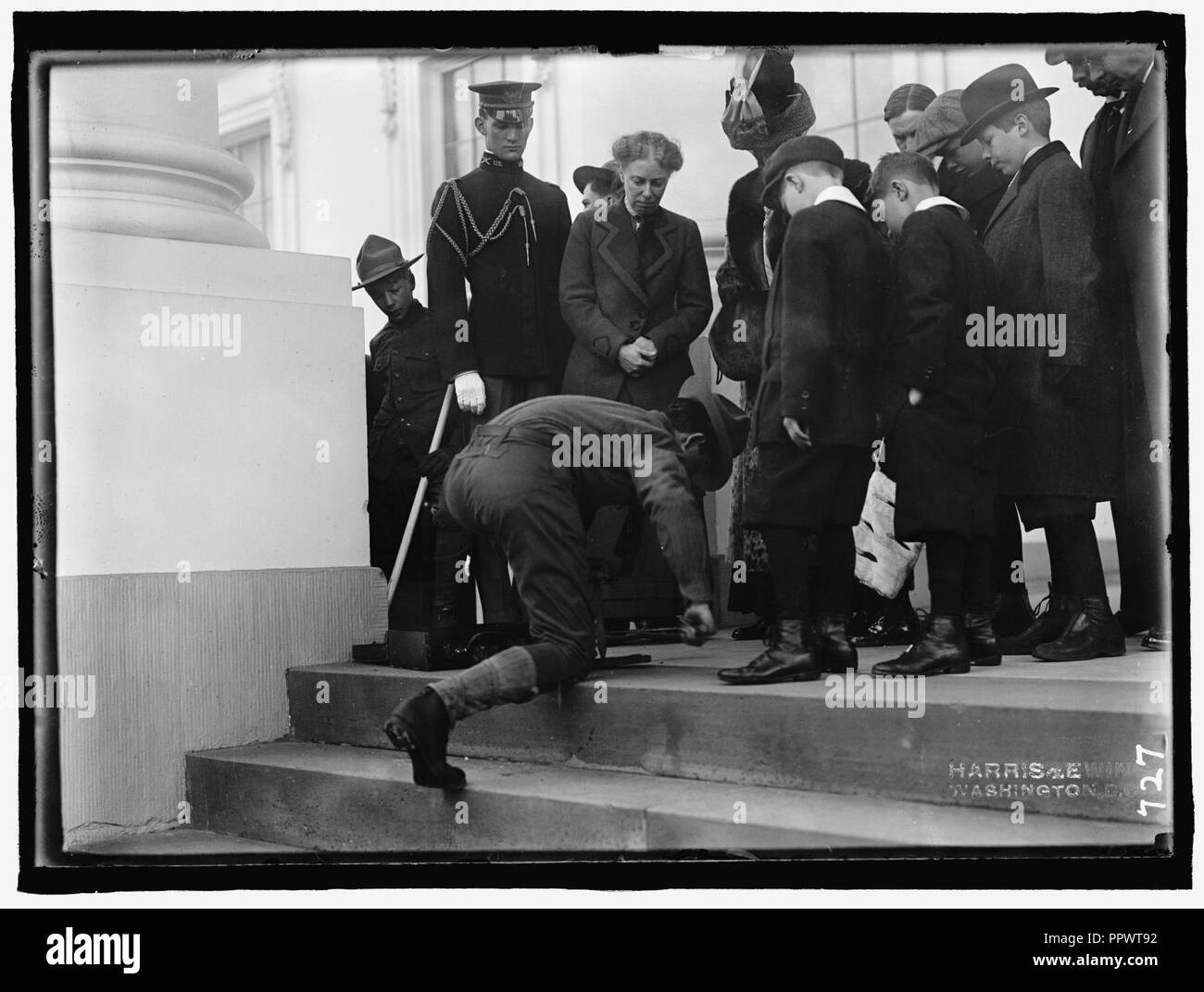 Pfadfinder. Besuch von Sir Robert Baden- Powell in D.C. Feuer machen; Frau. TAFT beobachten Stockfoto