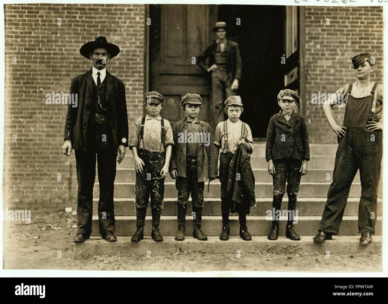 Junge mit Fell in der Hand, ist 11 Jahre alt. Es 9 Monate gewesen. Bei 50 Cent pro Tag begonnen. Bekommt jetzt 60 Cent. Loray Mühle. "Wenn ich sweeps Doppel Platz ich erhält 90 Cent am Tag, aber es macht Sie Stockfoto