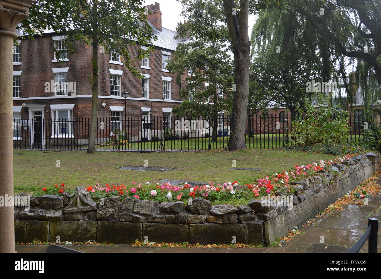 Aus Gründen der Selby Abbey in Wind und Regen von Türen Yorkshire, England Stockfoto