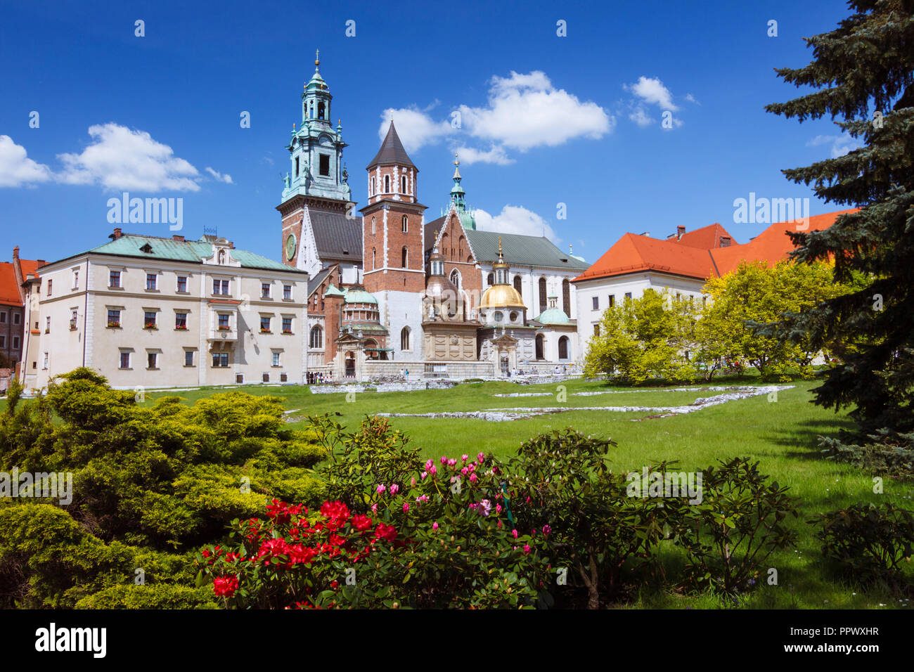 Krakau, Polen: Kathedrale auf dem Wawel Wawel mit bunten Blumen im Vordergrund. Erste erbaut und im 11. Jahrhundert zerstört; die constructi Stockfoto