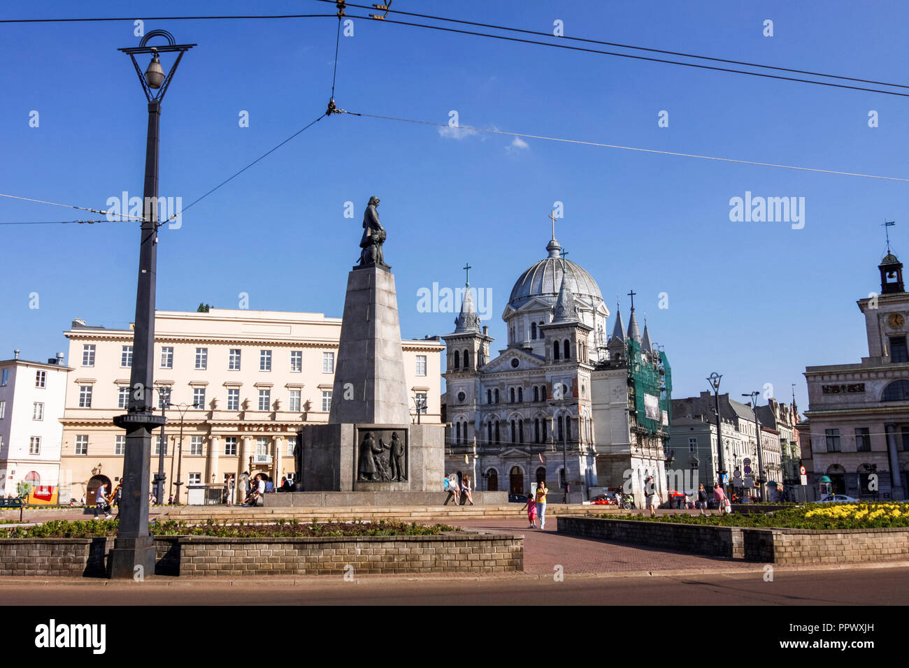 Lodz, Polen: Ansicht des Plac Wolnosci Platz der Freiheit mit zufälligen Volk und der Kirche die Herabkunft des Heiligen Geistes im Hintergrund. Stockfoto