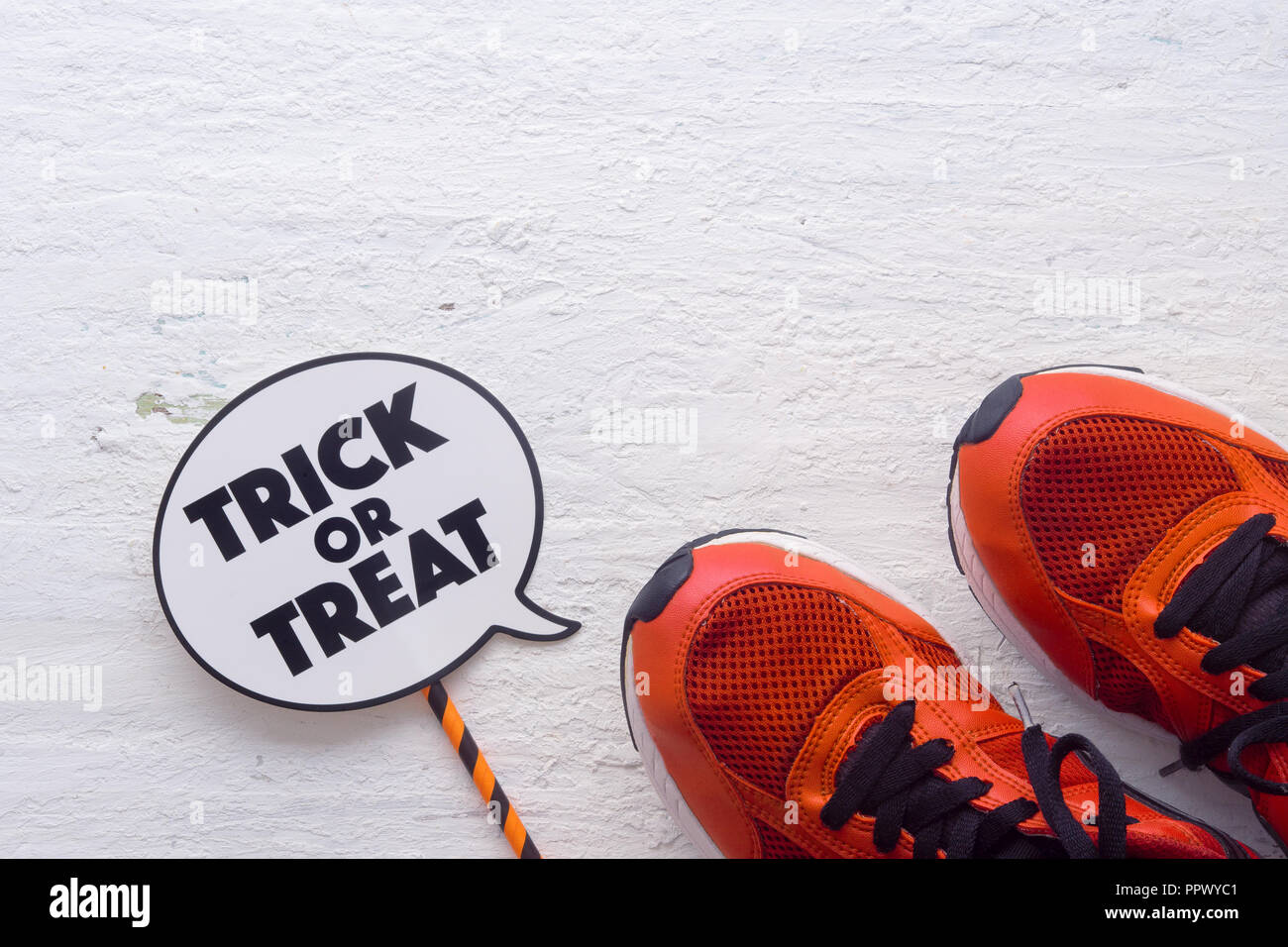 Happy Halloween Festival mit Sport Schuhe und Trick oder Festlichkeit Zeichen auf weißem Holz Hintergrund Stockfoto