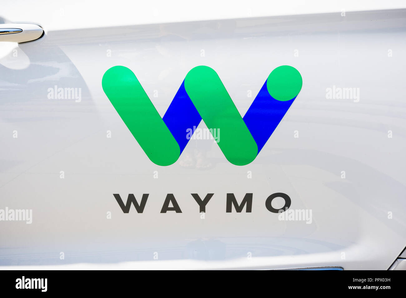 September 27, Sunnyvale 2018/CA/USA - Nahaufnahme von Waymo Logo an der Seite eines Ihrer selbst Auto fahren, in der Prüfung in diesem Moment auf der Stree Stockfoto