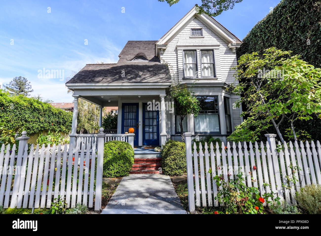 Außenansicht des Hauses durch einen weißen Zaun in einem der Wohngebiete von Palo Alto, South San Francisco Bay Area umgeben Stockfoto
