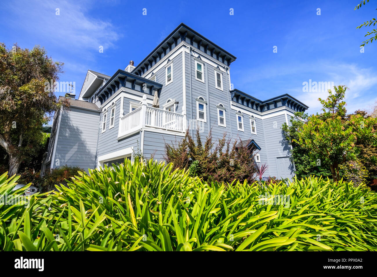 Außenansicht der Villa umgeben von einem üppigen Garten in einem der Wohngebiete von Palo Alto, South San Francisco Bay Area, Kalifornien Stockfoto