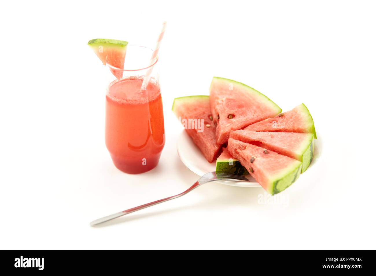 Ein Glas Saft aus frischen Melonen auf weißem Hintergrund, hohe Blickwinkel betrachten. Stockfoto