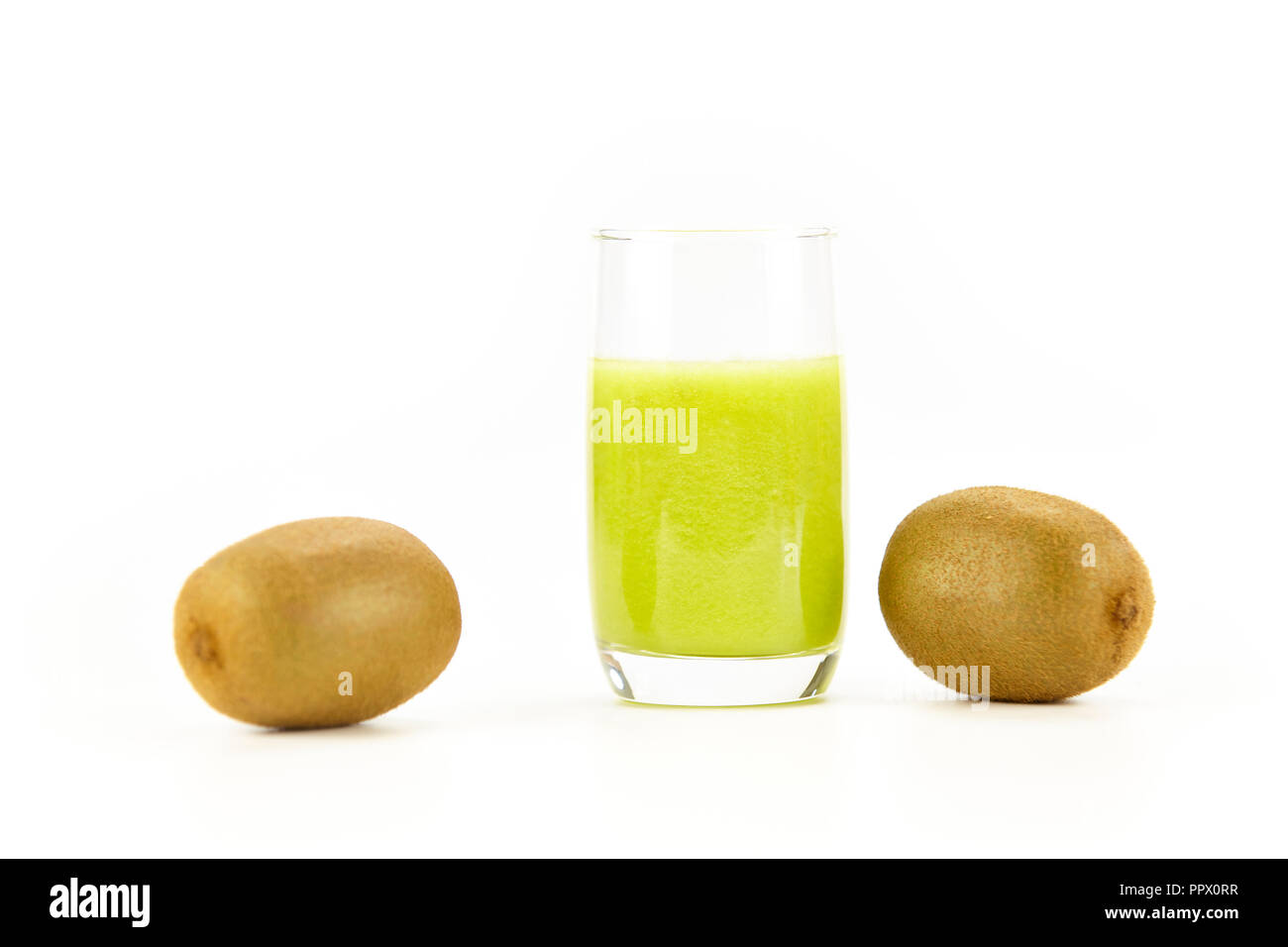 Zwei Kiwis und ein Glas kiwi Saft auf weißem Hintergrund. Stockfoto