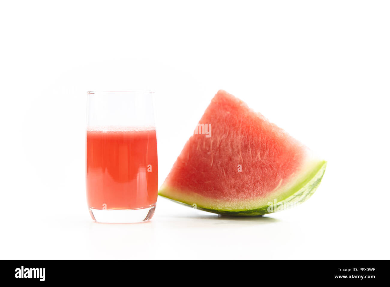 Ein Glas Saft aus frischen Melonen auf weißem Hintergrund. Stockfoto