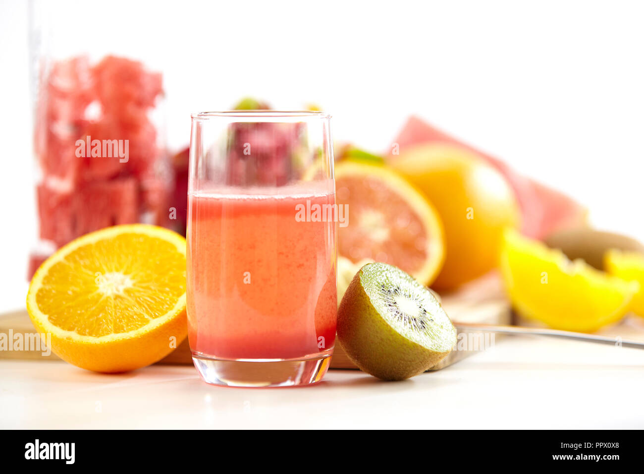 Ein Glas Saft aus frischen Früchten auf weißem Hintergrund. Stockfoto