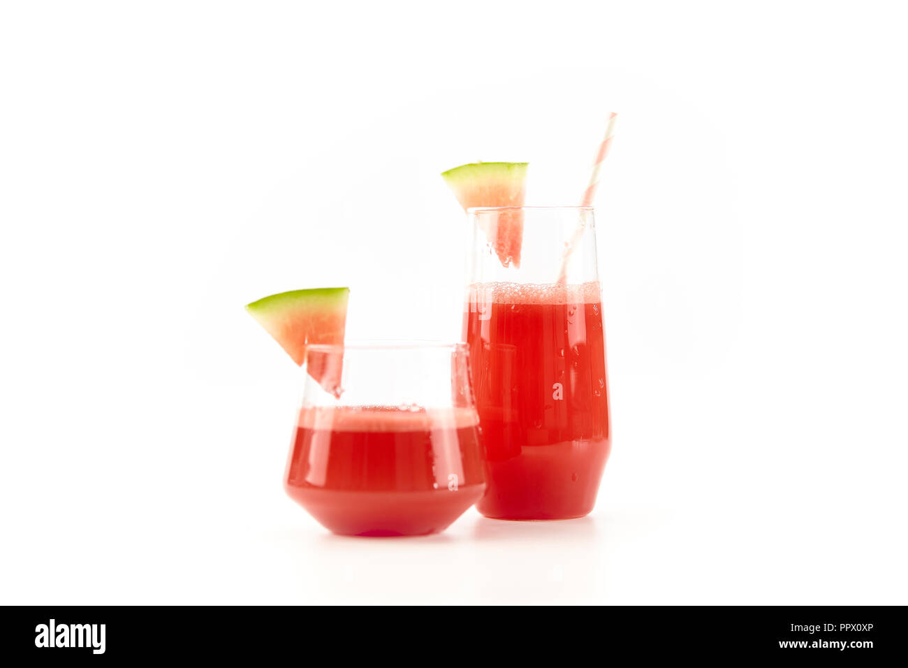 Zwei Gläser Wasser melone Saft auf weißem Hintergrund. Stockfoto