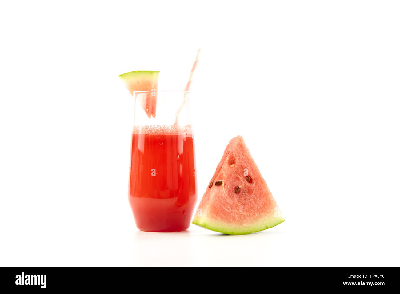 Ein Glas Saft aus frischen Melonen auf weißem Hintergrund. Stockfoto