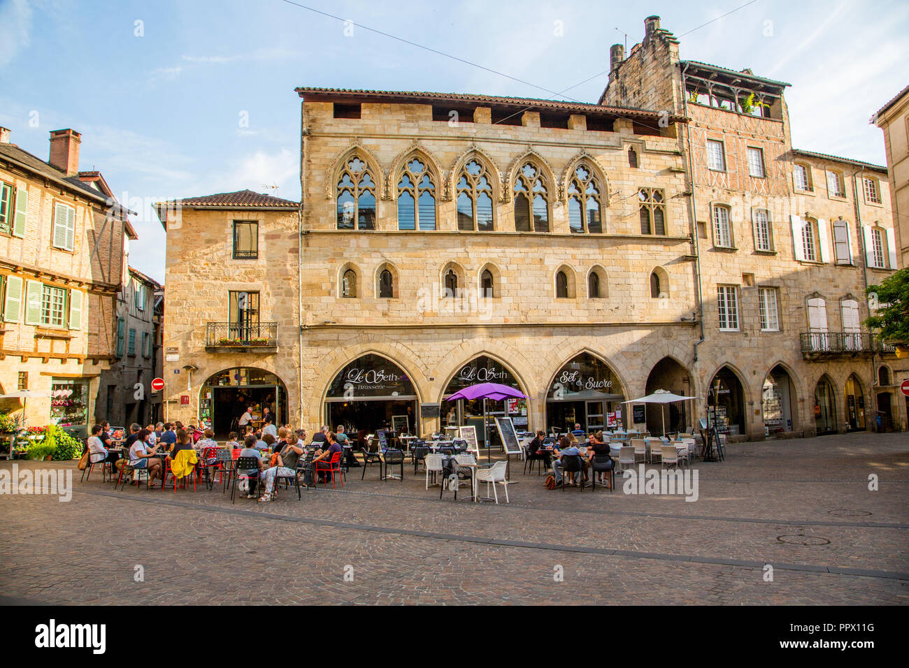 Cafe im historischen Ort Figeac Champollion in Frankreich. Stockfoto
