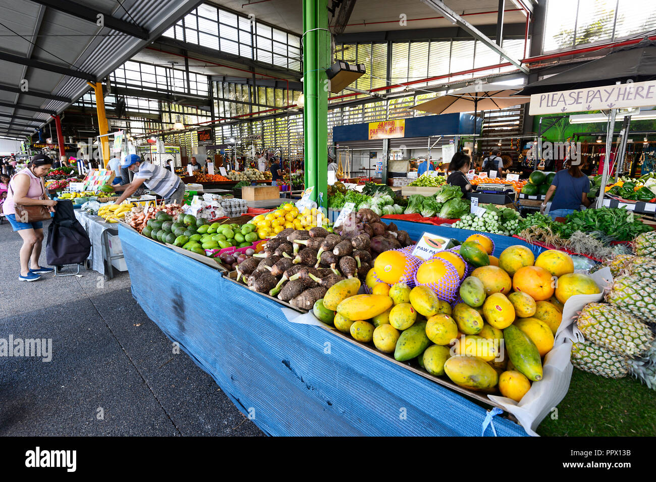 Frisches Obst Ständen auf der beliebten Rusty Markt auf der Sheridan Street, Cairns, Far North Queensland, FNQ, QLD, Australien Stockfoto