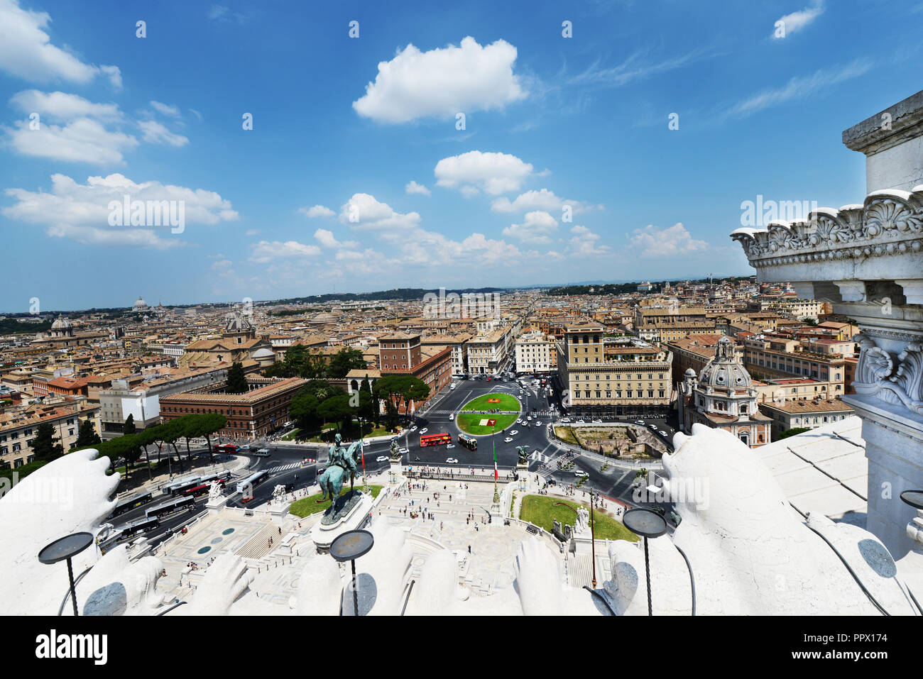 Piazza Venezia und die umliegenden Stadtteile von der Oberseite des Monumento Nazionale a Vittorio Emanuele II Gebäude in Rom gesehen. Stockfoto