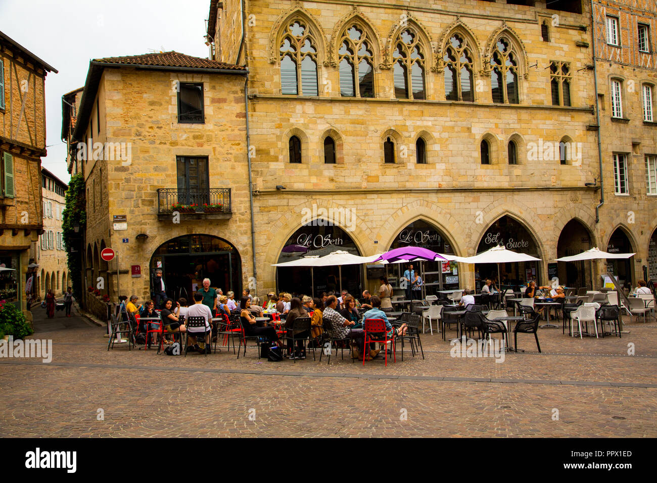 Cafe im historischen Ort Figeac Champollion in Frankreich. Stockfoto