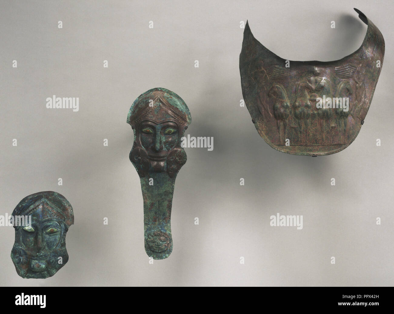 Pferd Rüstung; Süditalien; etwa 480 B.C; Bronze, Bernstein, Elfenbein Stockfoto
