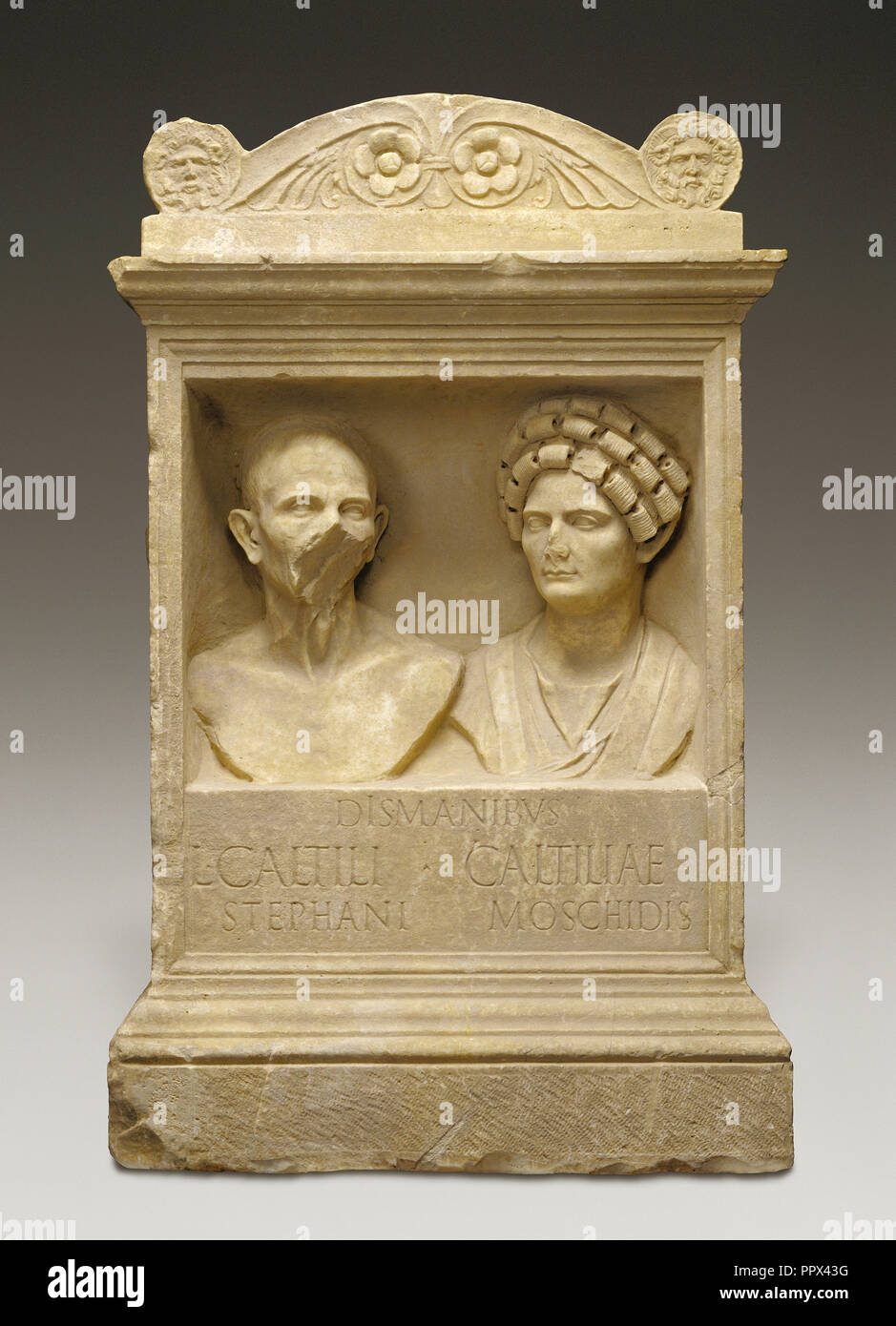 Tomb Altar des Caltilius und Caltilia; Römisches Reich; 100 - 125; Marmor; 128 × 80 × 63,5 cm, 50 3,8×31 1,2×25 in Stockfoto