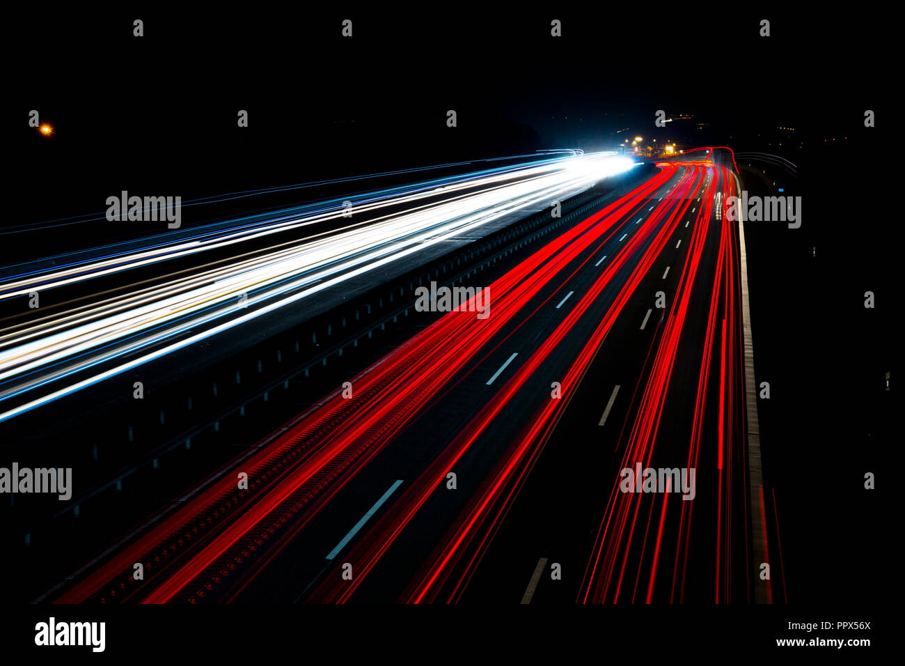 Nacht Verkehr Wanderwege auf einer deutschen Autobahn, Bewegungsunschärfe, mit Lastwagen, Autos und Bussen, in Deutschland, Autobahn 3 Stockfoto