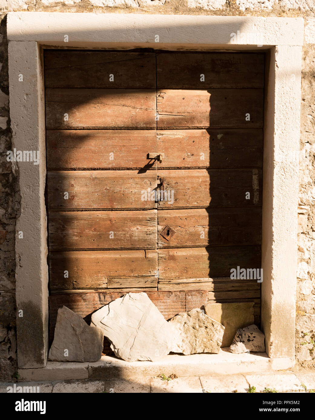 Alte, rustikale Tür Stockfoto