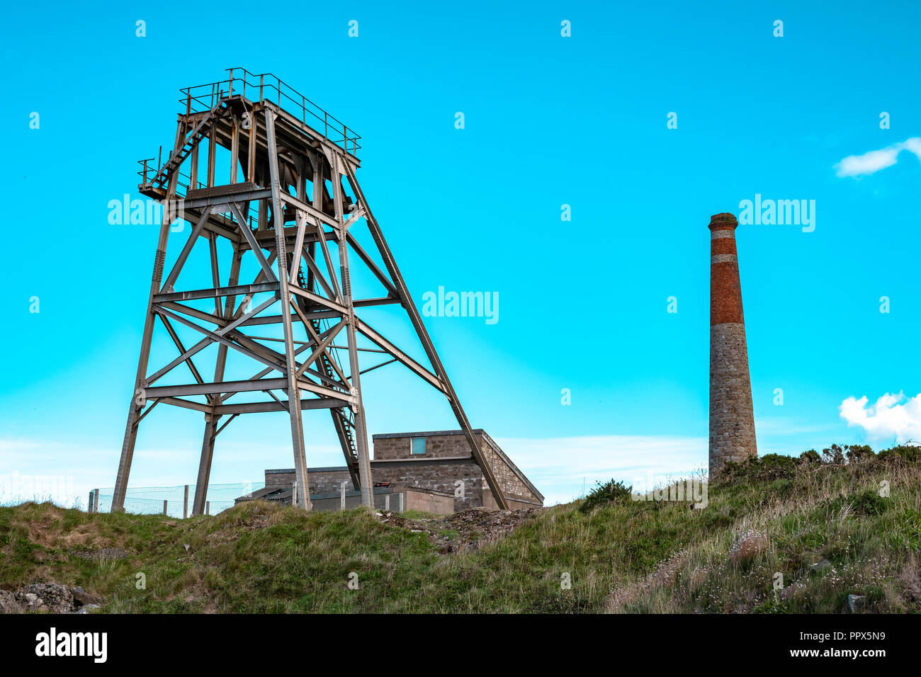 Botallack Zinnminen in Cornwall, UK England. . Alte Zinnmine Ruinen einer Branche aus der Vergangenheit auf die Cornish Coastal Path an der Alten Quaddel, auch Poldark film Stockfoto