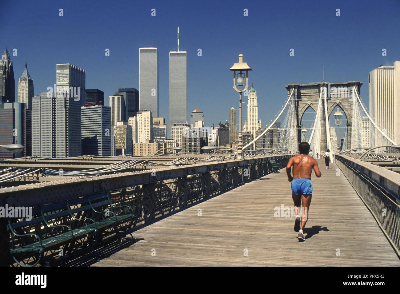 USA, New York City, Manhattan Die Brooklyn Bridge mit World Trade Center Twin Towers im Jahr 1985 Stockfoto