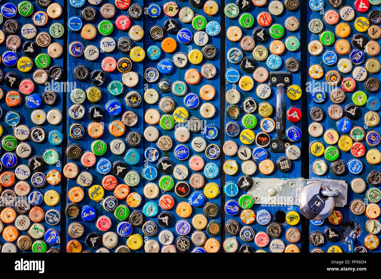 Beer Bottle caps decken eine hölzerne Tor, November 15, 2015, in New Orleans, Louisiana. Stockfoto